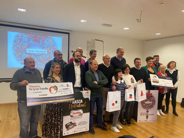 Valera reitera el apoyo de la Diputación al comercio almanseño durante la presentación de la campaña navideña ‘Almansa, tu gran familia’