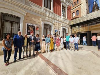 La fachada de la Diputación de Albacete luce ‘¡A la Feria!’: un recorrido por la memoria de las fiestas populares