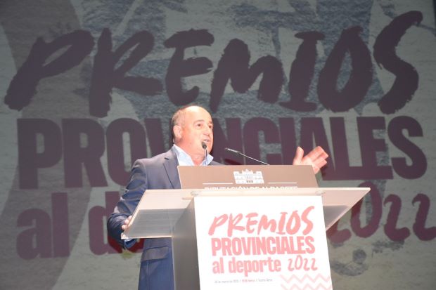 Emilio Sáez agradece en nombre de la ciudad el premio de la Diputación al Medio Maratón de Albacete