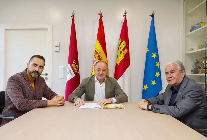 El alcalde pone en valor la labor que realiza la Hermandad de Nuestra Señora del Rocío de Albacete