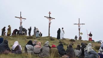 Hiendelaencina representó, con algunos paraguas, la Pasión Viviente en Viernes Santo