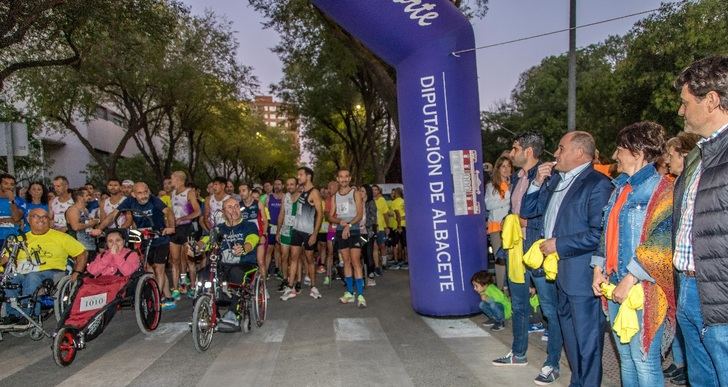 Unas 700 personas disfrutan de la II Carrera Nocturna inclusiva de Amiab en un ambiente festivo