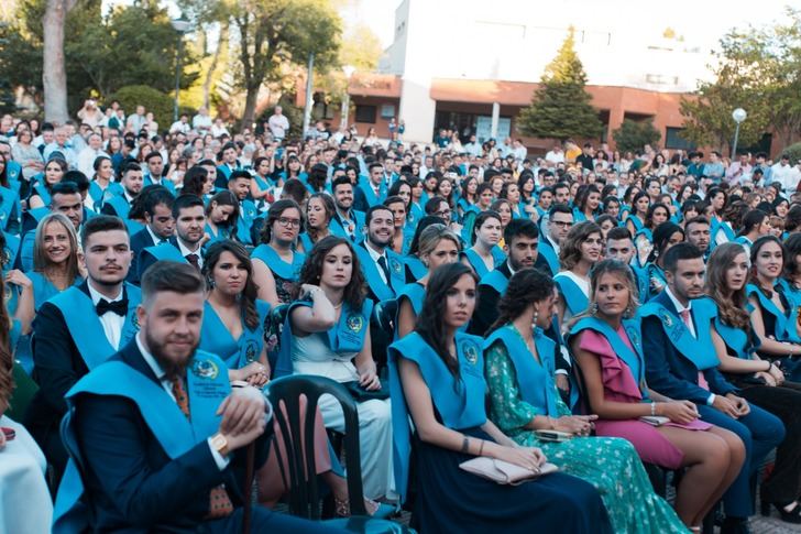 Nueva promoción de maestros de la UCLM. Acto en el Paraninfo de Albacete.