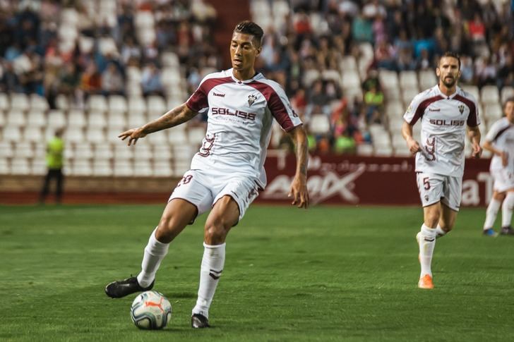 Extremadura y Albacete, con la amenaza del descenso, se miden en un partido vital