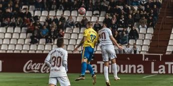 El Albacete cambio su suerte en casa ante el Cádiz y un gol de Zozulia en el 92 tumbó al líder (1-0)