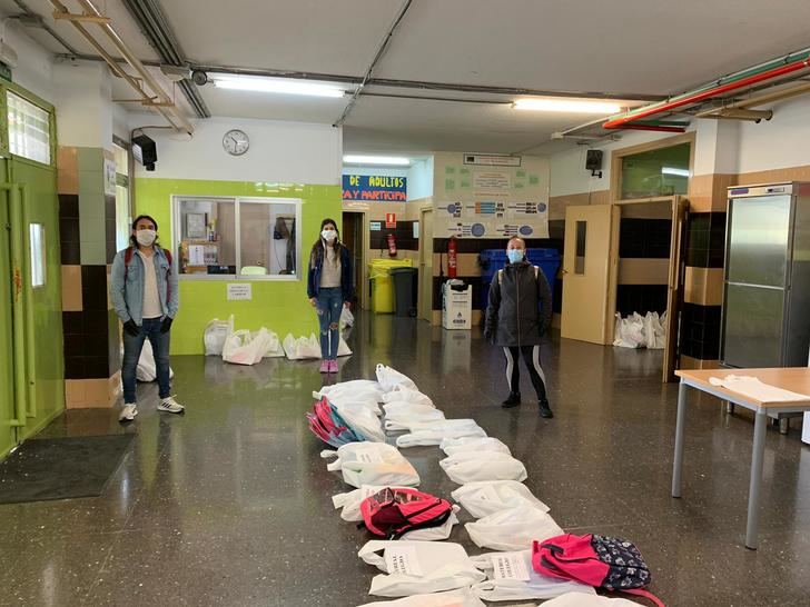 El colegio La Paz de Albacete entrega material escolar al alumnado en colaboración con las Hijas de la Caridad y Fundación Atenea