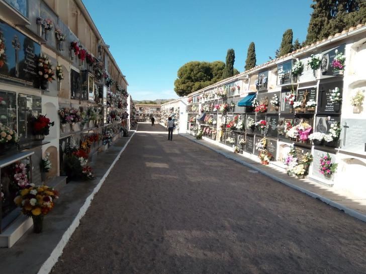 No se recuerda un día de Todos los Santos con menos gente en el cementerio de Hellín 