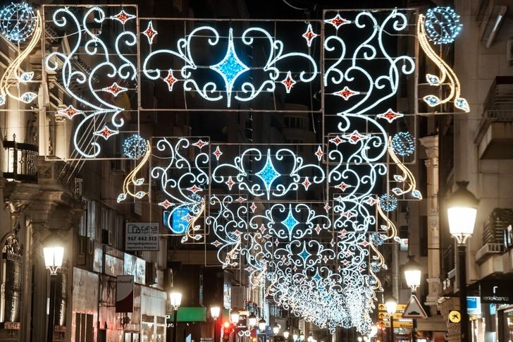 Las luces de Navidad dan cierta alegría en Albacete en un ‘puente’ diferente