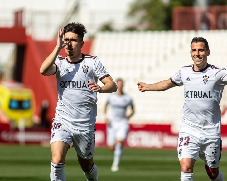 El Albacete Balompié arrolla al Sanluqueño y recupera el liderato (4-0)