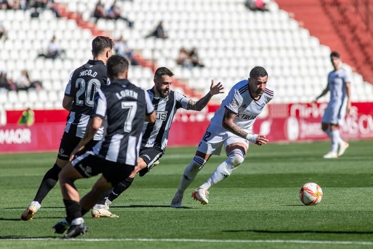 El Albacete Balompié se impone con claridad al Linense y sigue a un punto del líder (3-0)