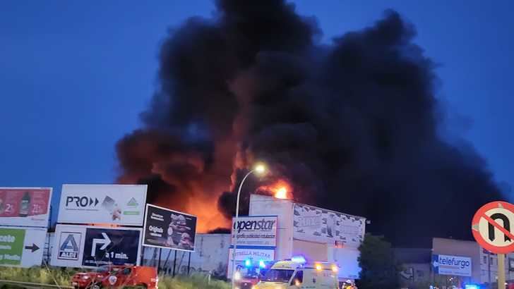 El incendio en una nave de neumáticos en Campollano (Albacete) se salda sin heridos
