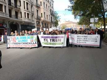 Cientos de hellineros se manifiestan en Madrid tras quedarse sin tren que les conecte con Albacete o Murcia
