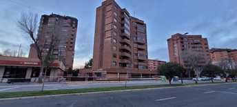 El viento provoca la caída de parte de la fachada de un edificio de la Avenida de la Estación, en Albacete