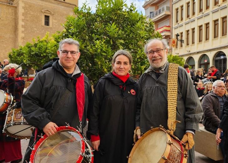 Milagros Tolón participa en la Tamborada de Hellín, un espectáculo auditivo y visual con miles de tamborileros en las calles