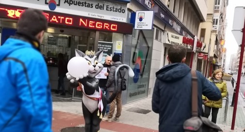 Imagen de la administración de 'El gato negro' tras conocer el quinto premio repartido.