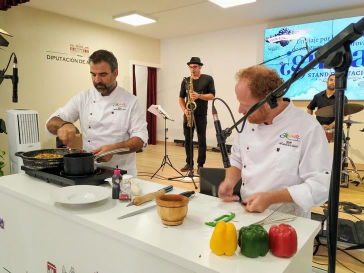 Música y platos tradicionales con un toque de vanguardia en la sesión de Jazz del stand de la Diputación