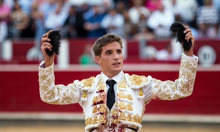 Toros. El hellinero Diego Carretero revoluciona la Feria de Albacete y sale a hombros