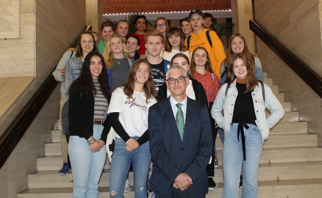 21 alumnos noruegos que se encuentran de intercambio cultural con el IES Bachiller Sabuco visitan el Ayuntamiento de Albacete