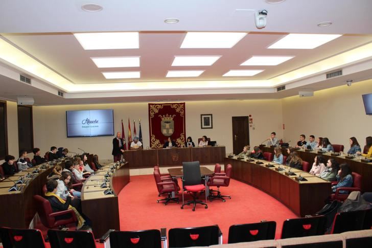 El Ayuntamiento de Albacete recibe a los alumnos franceses que están de intercambio en la ciudad 