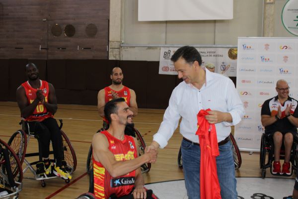 Serrano desea suerte a la Selección Española de Baloncesto en Silla de Ruedas, que entrena en Albacete