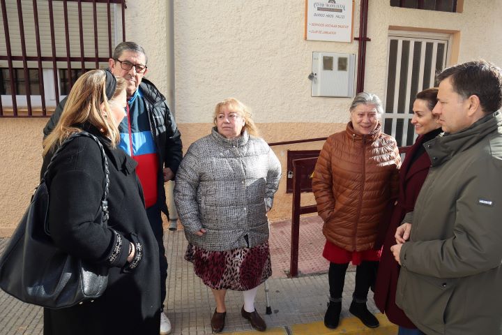  
Manuel Serrano pide mayor implicación para mejorar las zonas verdes en el barrio 'Hermanos Falcó' en Albacete
 