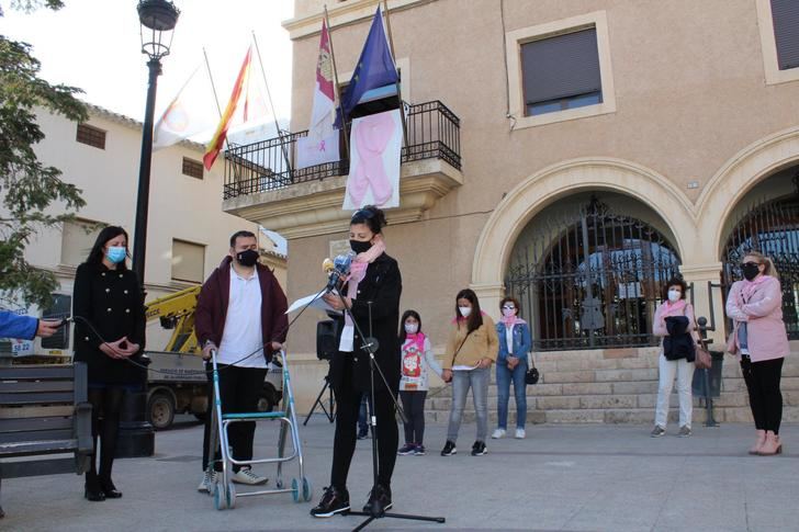 La Roda conmemoró el Día Mundial de la lucha contra el Cáncer de Mama con un gran lazo rosa en la plaza