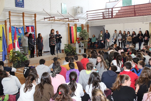 Alumnos del IES Andrés Vandelvira de Albacete participan en la carrera solidaria “Save the Children”