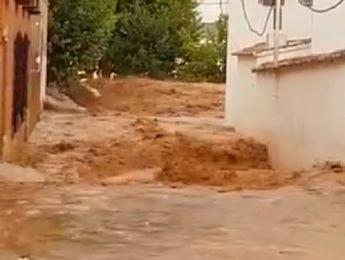 La Guardia Civil rescata a dos niños y un hombre atrapados al desbordarse el río en Ossa de Montiel (Albacete)