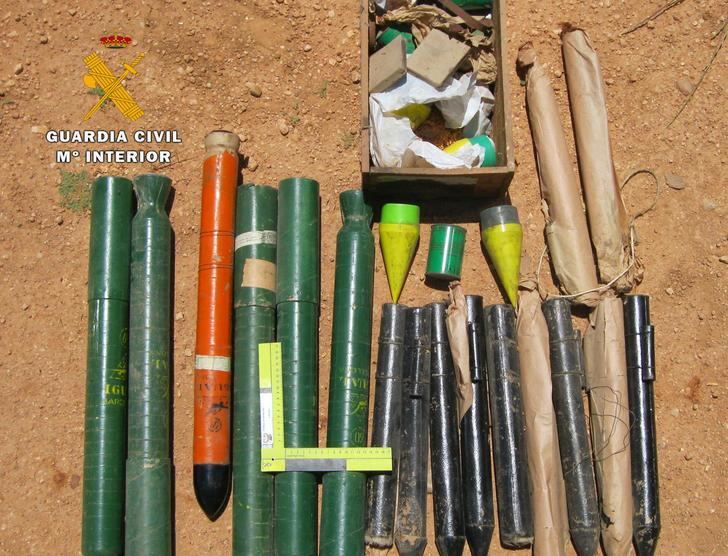 La Guardia Civil desactiva 17 cohetes granífugos encontrados en una finca de Villarrobledo (Albacete)