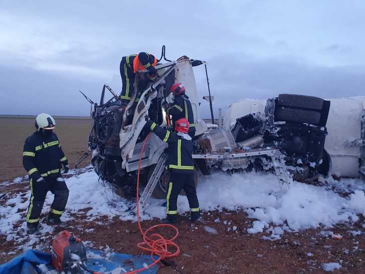 Bomberos de la Diputación de Albacete actúan en el accidente de un camión que transportaba gasolina