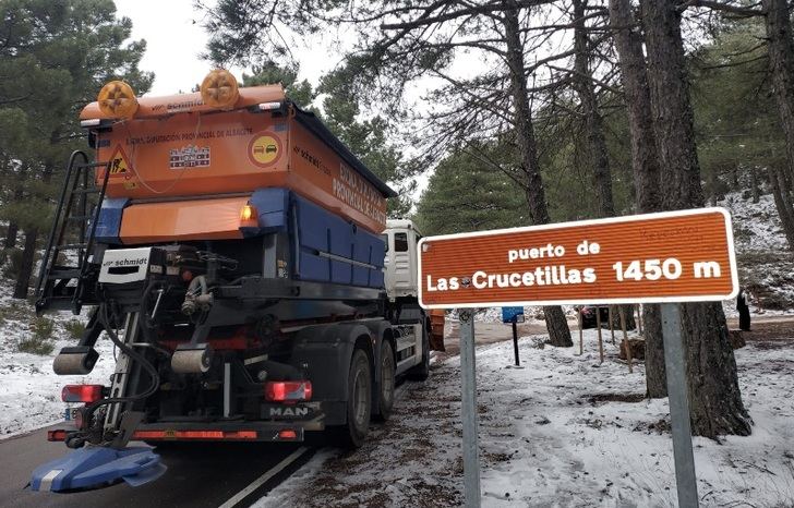 La Diputación de Albacete trabaja para proteger la Red Viaria Provincial frente a las heladas con 25.000 kilos de sal esparcidos durante el Día de Reyes