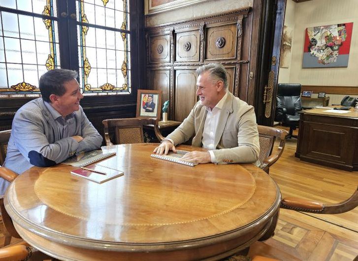 El director de Relaciones Institucionales de Carrefour en C-LM traslada a Cabañero la actividad y los proyectos futuros del grupo en el territorio de Albacete