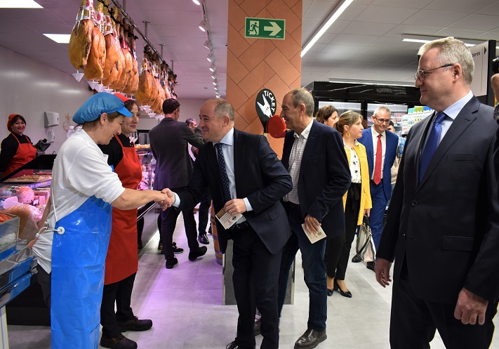 El alcalde de Albacete afirma que la apertura de nuevos comercios “demuestran que esta ciudad está viva, que crea empleo y que mejora sus servicios”