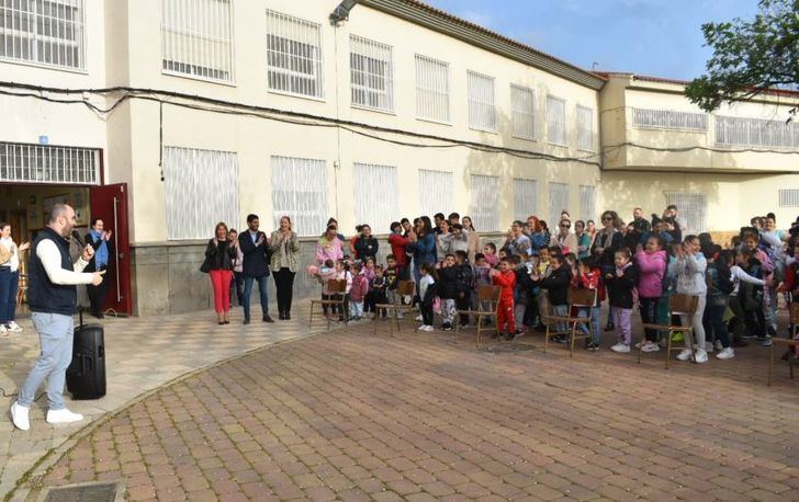 José González acompaña al colegio ‘El Ave María’ de Albacete en su celebración del Día Internacional del Pueblo Gitano