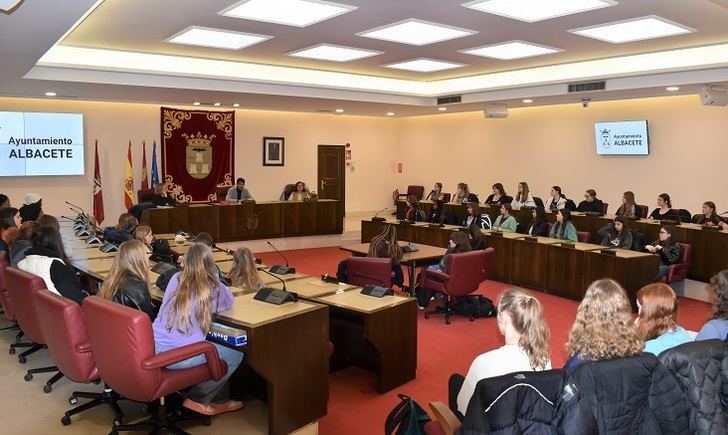 El concejal de Educación recibe a los alumnos del IES Amparo Sanz y del instituto inglés Stroud en su visita al Ayuntamiento de Albacete