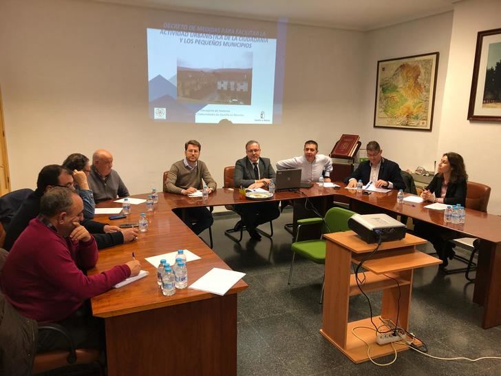 Jornada informativa en Cenizate sobre el Decreto de la JCCM que facilita la capacidad de desarrollo urbanísitico
