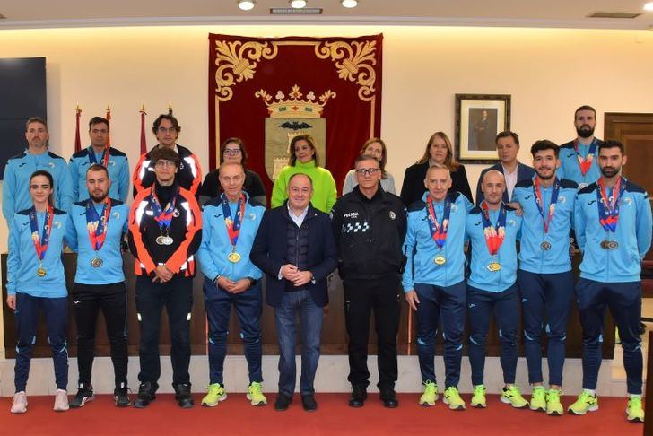 El alcalde de Albacete anima a Policía Local y bomberos a seguir preparándose para competir en las ‘olimpiadas’ de policías y bomberos