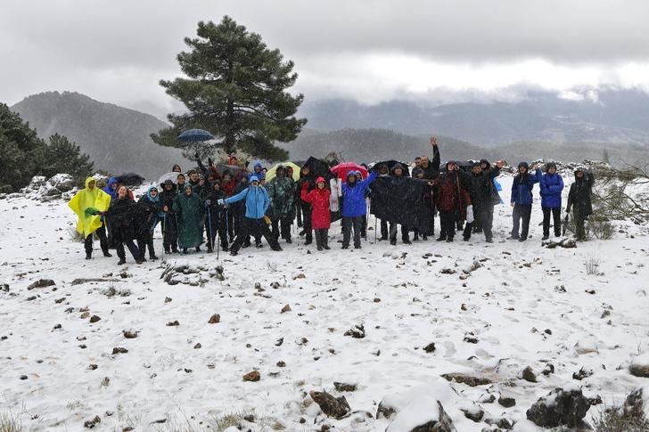 Nieve y lluvia en la ruta de senderismo el pasado sábado en Villaverde de Guadalimar