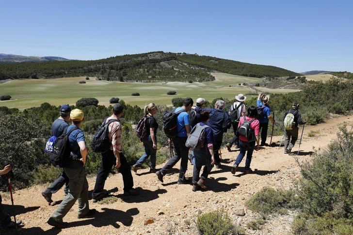 Los senderistas visitaron el Cristo del Sahúco de las Peñas de San Pedro