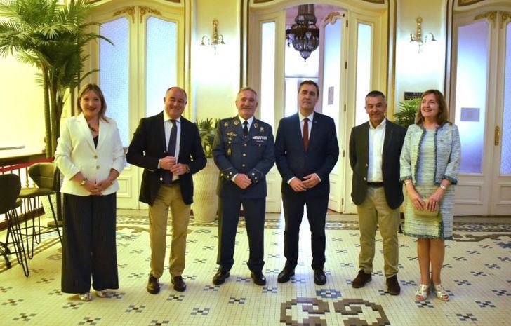 Amparo Torres transmite a la ‘familia’ de la Subdelegación de Defensa de Albacete la felicitación de la Diputación en la celebración de su Día