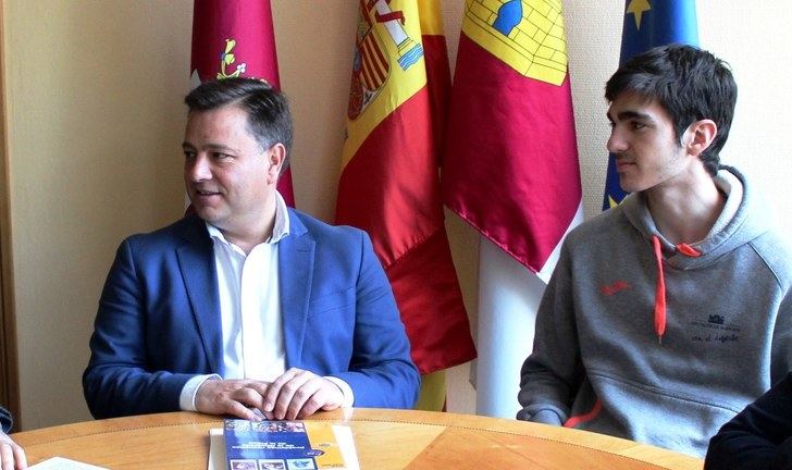 Visita al Ayuntamiento de Albacete de Carlos Víllora, que participará en la fase final de la Olimpiada de Física