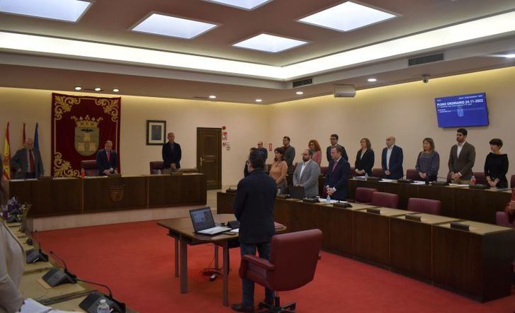 El Pleno del Ayuntamiento de Albacete ha comenzado con un minuto de silencio como condena y rechazo a la violencia machista