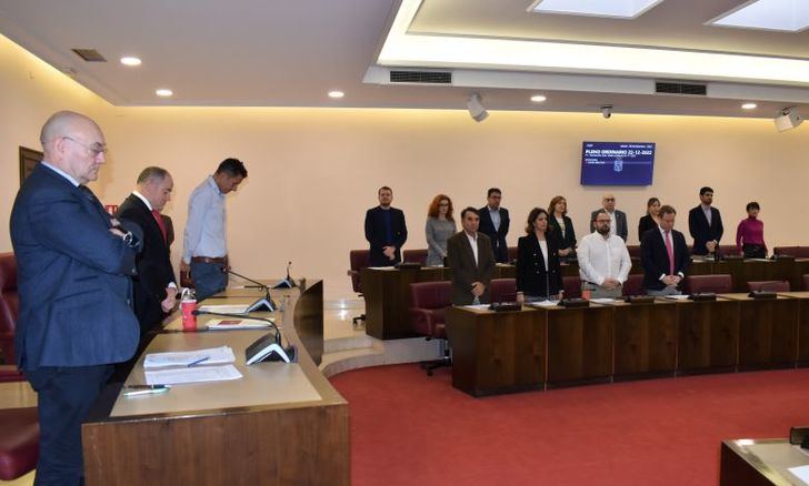 El Pleno del Ayuntamiento de Albacete ha dado comienzo con un minuto de silencio, como gesto de condena a la violencia machista