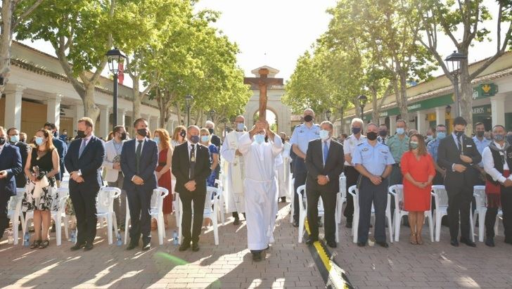 Cabañero asiste al homenaje a la patrona de Albacete en el día en el que se habría celebrado la tradicional Ofrenda de Flores