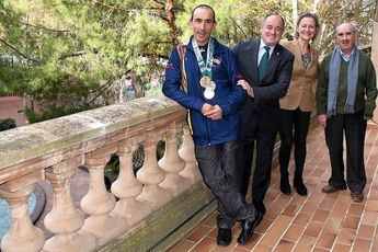 El alcalde de Albacete felicita al atleta José Martínez Morote por los éxitos cosechados en el Campeonato del Mundo de Cross