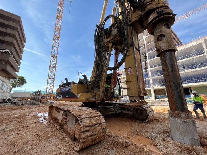 Las obras del Plan Funcional del Hospital de Albacete incorporan maquinaria especial para realizar una cimentación profunda a 18 metros