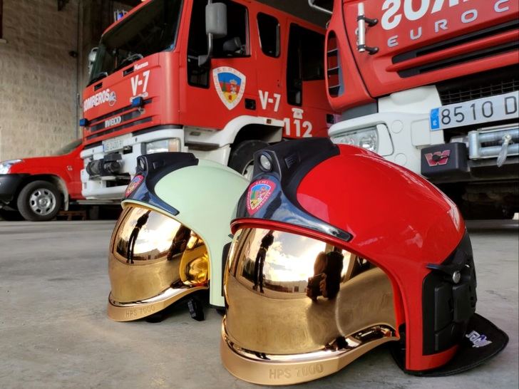 Los bomberos de la Diputación de Albacete ya disponen de 225 nuevos cascos más ergonómicos y funcionales
