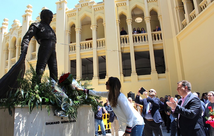 Ofrenda de flores en el monumento a Dámaso González, en el día de la corrida del Cotolengo