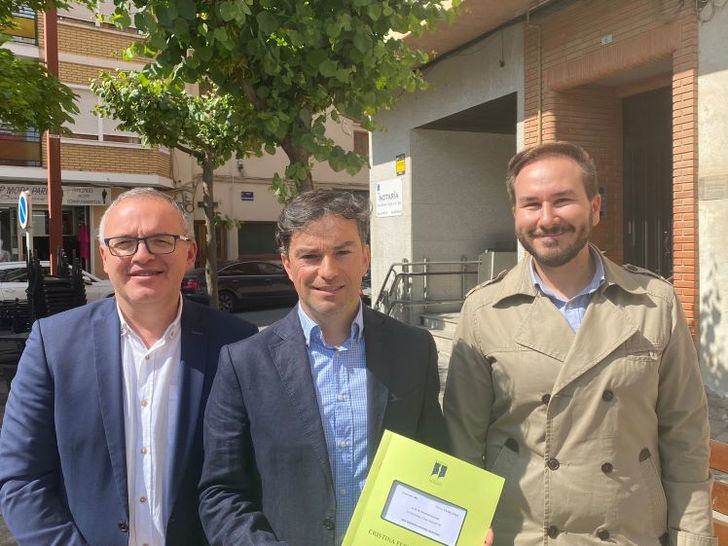 Eduardo Sánchez firma ante notario que bajará los impuestos en La Roda o si no dimitirá como alcalde