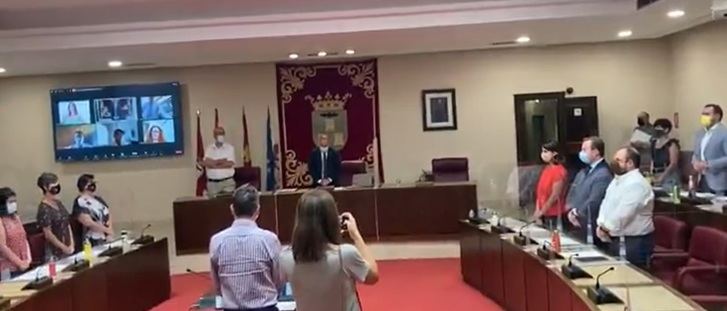 El pleno municipal de Albacete guardó un minuto de silencio en memoria de María Isabel de la Rosa